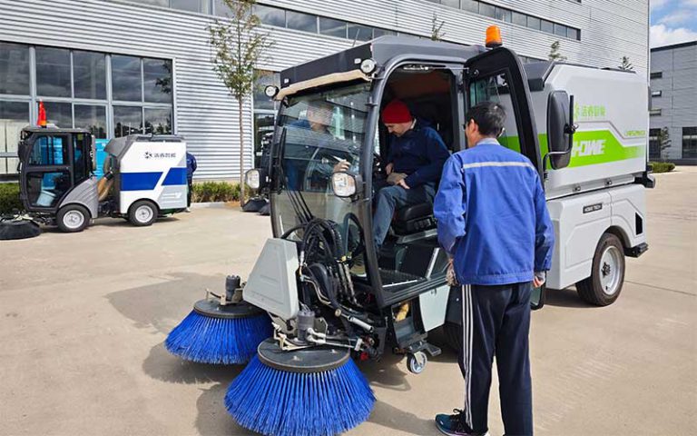 Foreign-customers-visit